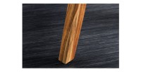 Zoom sur l'un des pieds du bureau SKAGEN 100cm en acacia clair