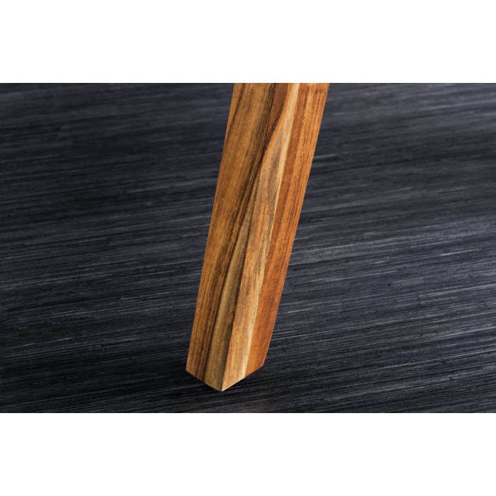 Zoom sur l'un des pieds du bureau SKAGEN 100cm en acacia clair