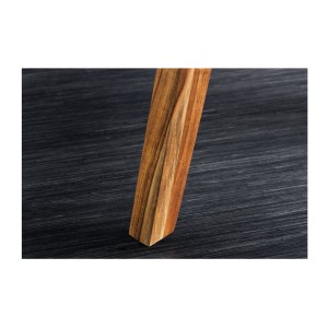 Zoom sur l'un des pieds du bureau SKAGEN 100cm en acacia clair
