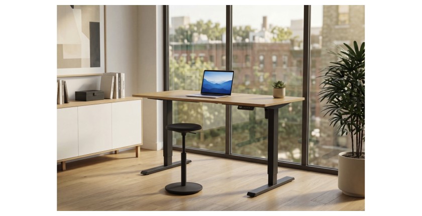 Bureau ZENTOR 140cm en chêne, réglable en hauteur mis en situation