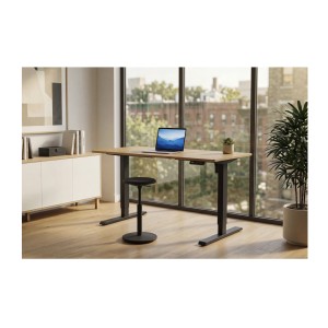 Bureau ZENTOR 140cm en chêne, réglable en hauteur mis en situation