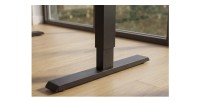Zoom sur l'un des pieds du bureau ZENTOR 140cm en chêne, réglable en hauteur