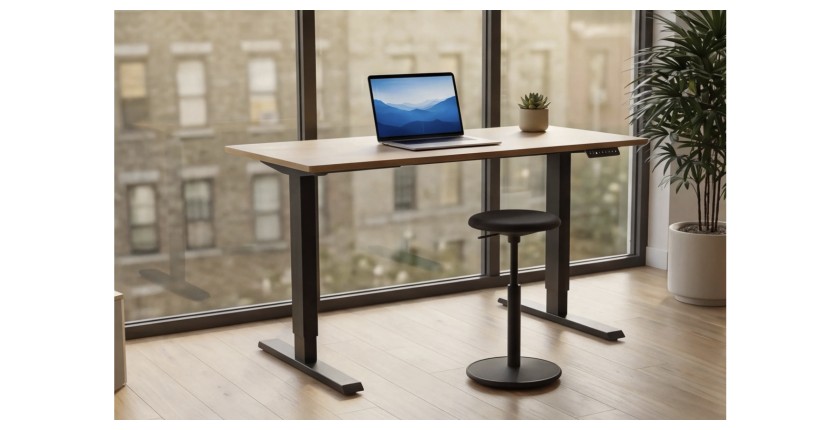 Bureau ZENTOR 140cm en chêne, réglable en hauteur vu de côté