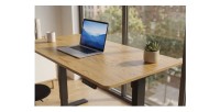 Bureau ZENTOR 140cm en chêne, réglable en hauteur vu de haut rapprochée