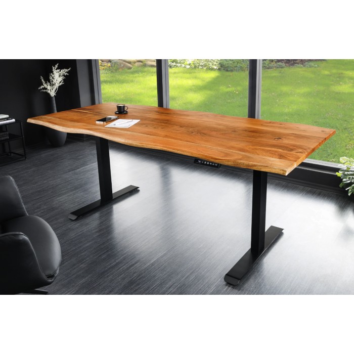 Bureau ARKAYA 140cm en acacia réglable en hauteur mis en situation