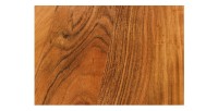 Zoom sur la texture du plateau du bureau ARKAYA 140cm en acacia réglable en hauteur