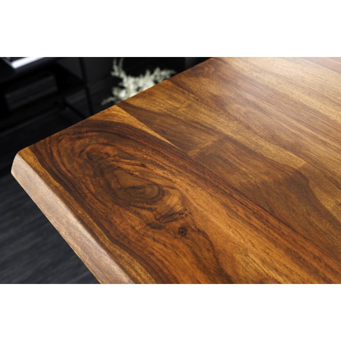 Zoom sur le coin du plateau du bureau ARKAYA 140cm en sheesham réglable en hauteur