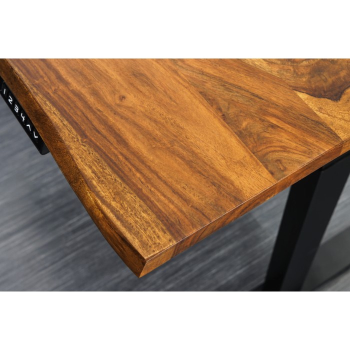 Zoom sur le coin du plateau du bureau ARKAYA 140cm en sheesham réglable en hauteur