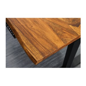 Zoom sur le coin du plateau du bureau ARKAYA 140cm en sheesham réglable en hauteur