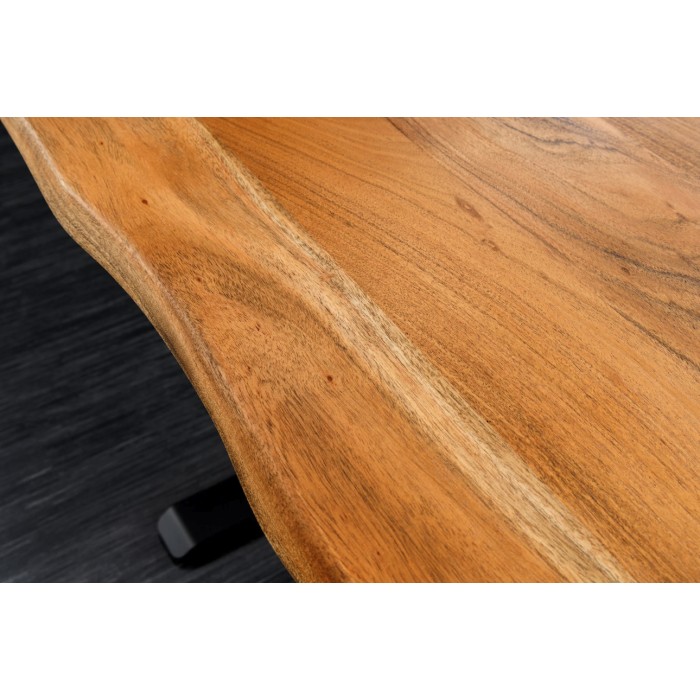 Zoom sur la tranche irrégulière du bureau ARKAYA 160cm en acacia réglable en hauteur
