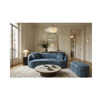 Canapé NYJY bleu vu avec le pouf de la même collection