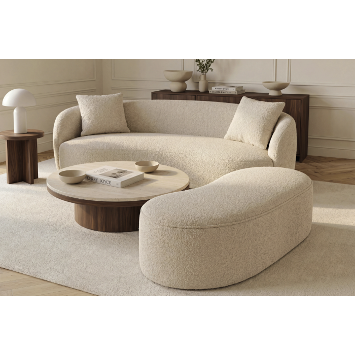 Pouf NYJY champagne vu avec le canapé de la même collection