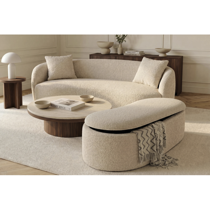 Pouf NYJY champagne vu avec le canapé de la même collection en situation