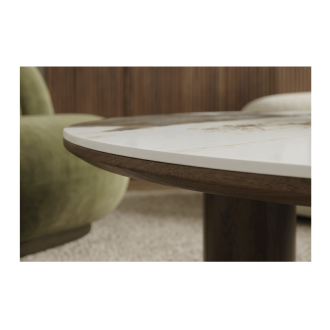 Zoom sur la tranche du plateau de la table basse PTERAX effet bois foncé et marbre blanc