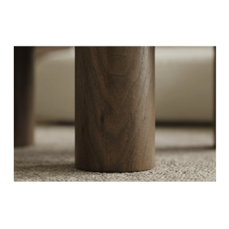 Zoom sur le pied de la table basse PTERAX effet bois foncé et marbre blanc