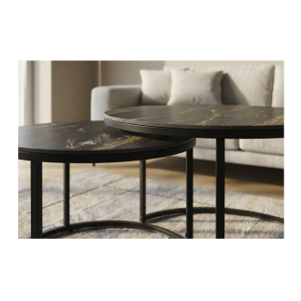 Zoom sur la tranche des plateaux des tables basses gigognes VELTO effet marbre noir et sable