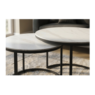 Zoom sur la tranche des plateaux des tables basses gigognes VELTO effet marbre blanc