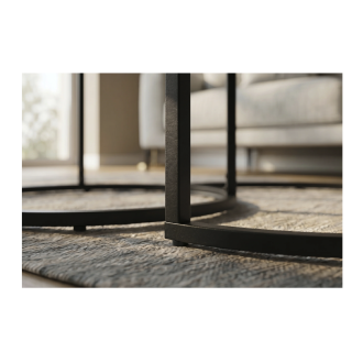 Zoom sur les pieds des tables basses gigognes VELTO effet marbre blanc