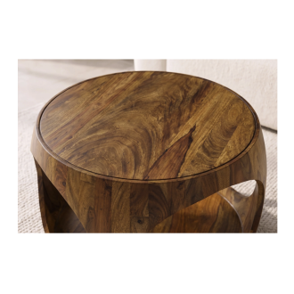 Zoom sur le plateau de la table basse NERA 60cm en bois de sheesham