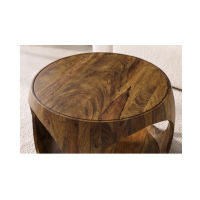 Zoom sur le plateau de la table basse NERA 60cm en bois de sheesham