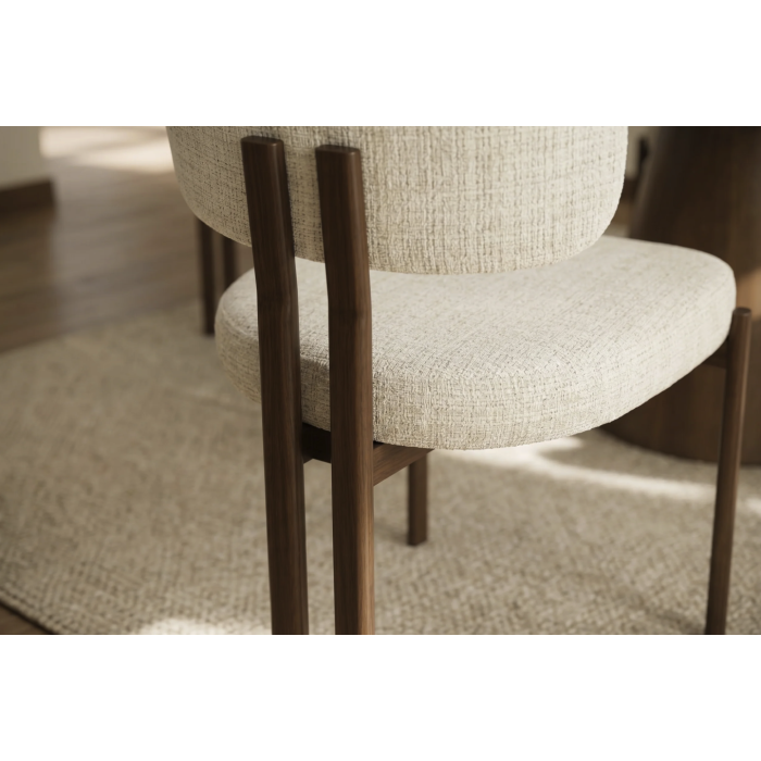 Zoom sur la structure de la chaise LORETO beige crème et marron foncé