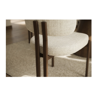 Zoom sur la structure de la chaise LORETO beige crème et marron foncé