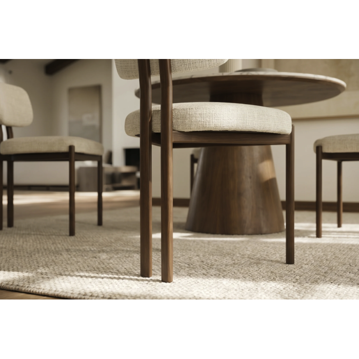 Zoom sur les pieds de la chaise LORETO beige crème et marron foncé