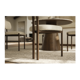 Zoom sur les pieds de la chaise LORETO beige crème et marron foncé