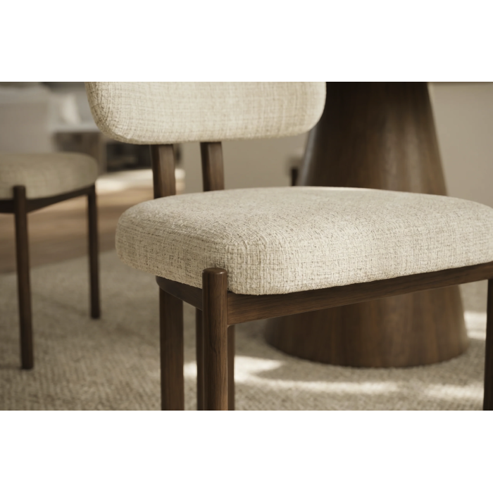 Zoom sur l'assise de la chaise LORETO beige crème et marron foncé