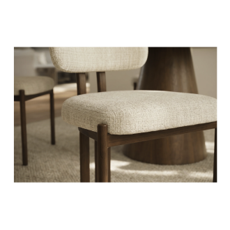 Zoom sur l'assise de la chaise LORETO beige crème et marron foncé