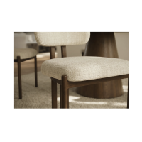Zoom sur l'assise de la chaise LORETO beige crème et marron foncé