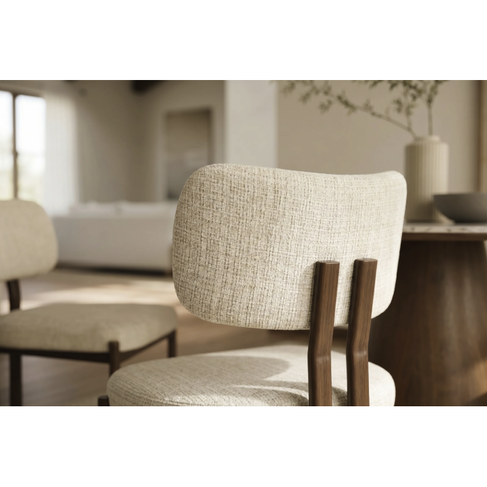 Zoom sur l'arrière du dossier de la chaise LORETO beige crème et marron foncé