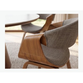 Zoom sur l'accoudoir de la chaise NERA en tissu gris et bois clair