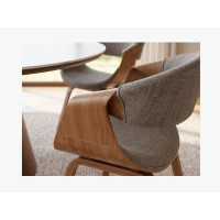 Zoom sur l'accoudoir de la chaise NERA en tissu gris et bois clair