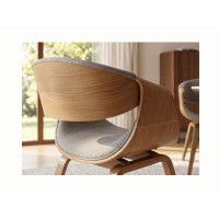 Zoom sur le dossier de la chaise NERA en tissu gris et bois clair