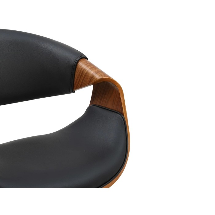 Zoom sur l'accoudoir de la chaise NERA en cuir noir et bois foncé