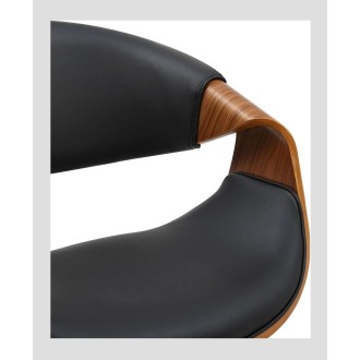Zoom sur l'accoudoir de la chaise NERA en cuir noir et bois foncé