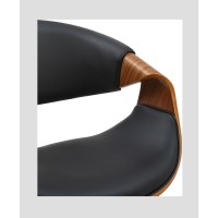 Zoom sur l'accoudoir de la chaise NERA en cuir noir et bois foncé