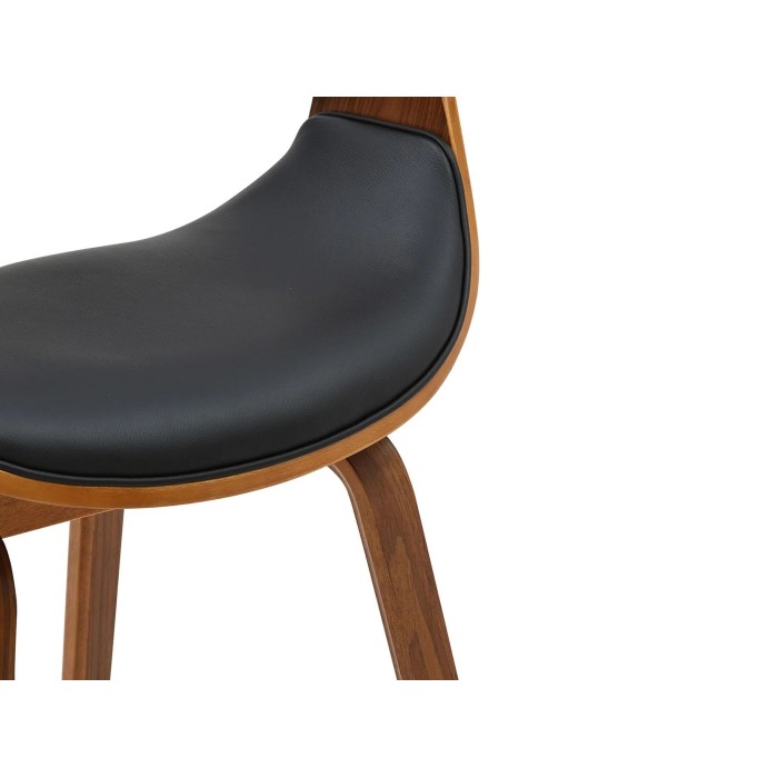 Zoom sur l'assise de la chaise NERA en cuir noir et bois foncé