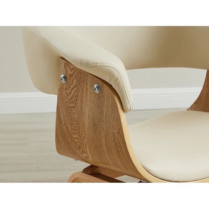 Zoom sur l'accoudoir gauche de la chaise NERA en cuir beige et bois clair