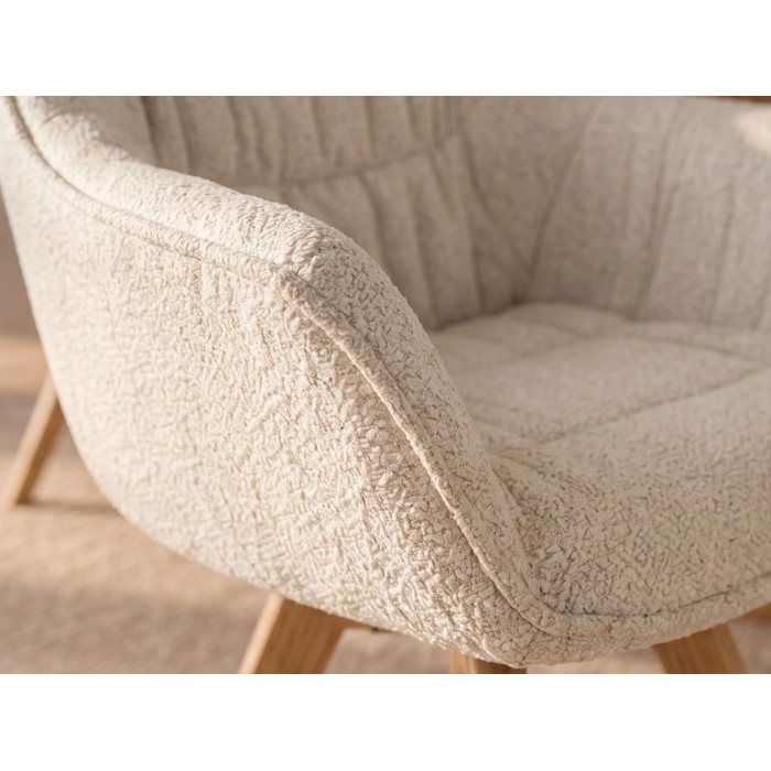 Zoom sur l'accoudoir de la chaise COMFY en tissu tweed beige bouclette