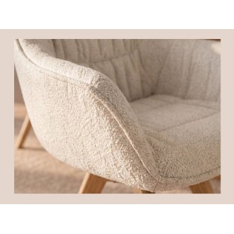 Zoom sur l'accoudoir de la chaise COMFY en tissu tweed beige bouclette