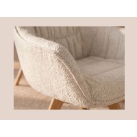 Zoom sur l'accoudoir de la chaise COMFY en tissu tweed beige bouclette