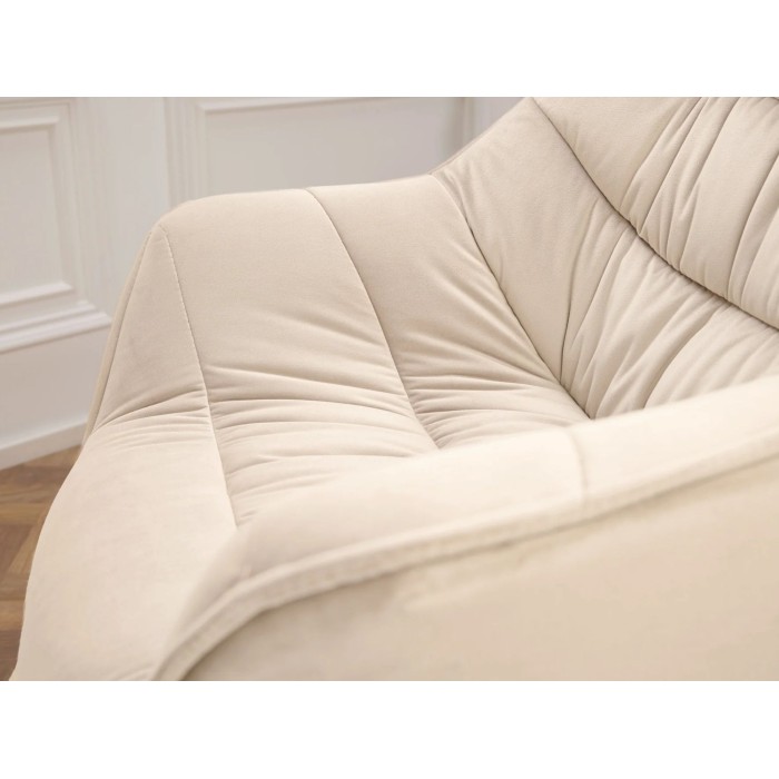 Zoom sur l'accoudoir de la chaise COMFY en velours beige