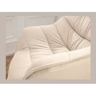 Zoom sur l'accoudoir de la chaise COMFY en velours beige