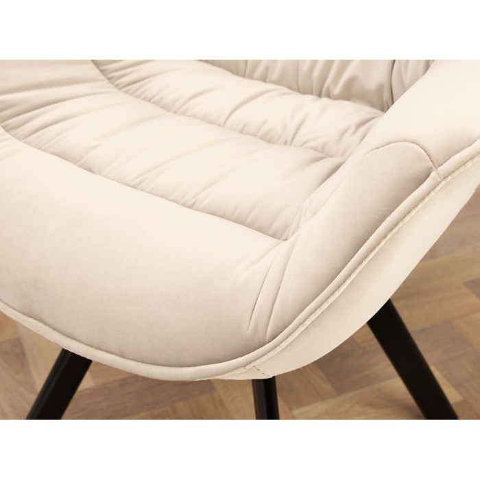 Zoom sur l'assise de la chaise COMFY en velours beige