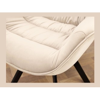 Zoom sur l'assise de la chaise COMFY en velours beige