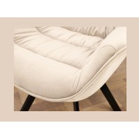Zoom sur l'assise de la chaise COMFY en velours beige