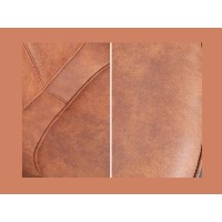Zoom sur la matière de la chaise COMFY en microfibre marron