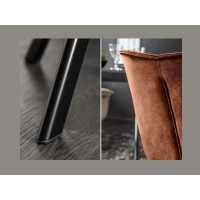 Zoom sur les détails de la chaise COMFY en velours marron